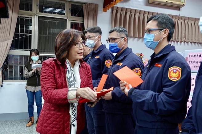 高市議長康裕成慰勞波麗士大人。（柯宗緯翻攝）