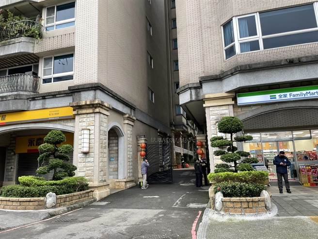 新店社區下午發生住戶溺斃泳池的事件。（警方提供）