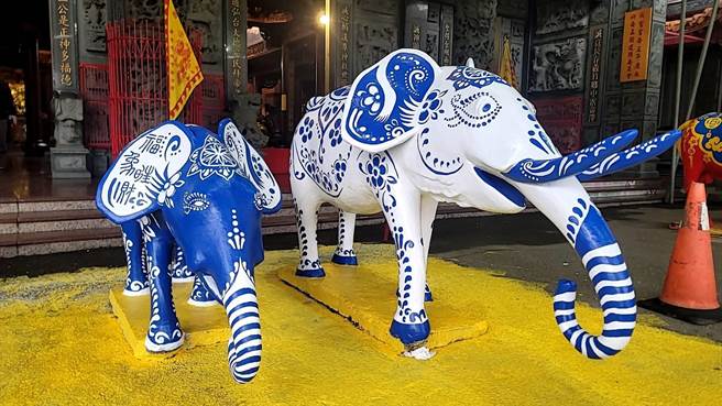 蘆竹坑口彩繪村多座手工泥作，誠聖宮積極爭取並請專業師傅替其翻新。（陳夢茹攝）