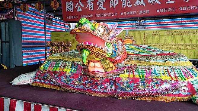 誠聖宮大門旁近期擺設了1尊重達2023台斤的「龍龜米」，這是由405包白米所構成，2023台斤也象徵著為新的2023年祈福。（陳夢茹攝）