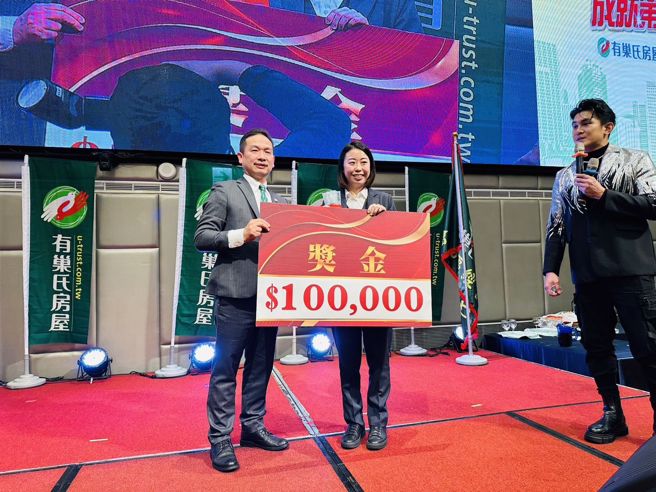 有巢氏房屋竹苗區尾牙準備精彩表演節目及100多個獎項，最大獎為10萬現金紅包。（圖片來源/ 永慶房產集團）
