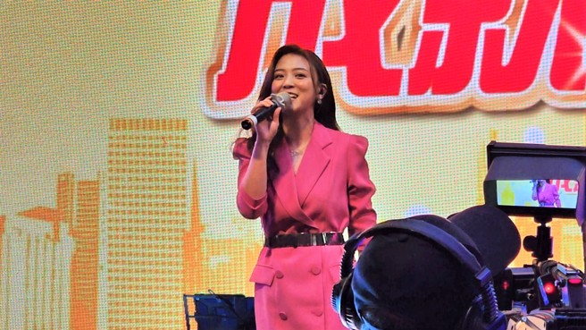 永慶不動產暨永義房屋竹苗區尾牙請到卓文萱獻唱，與現場同仁一起同歡。（圖片來源/ 永慶房產集團）