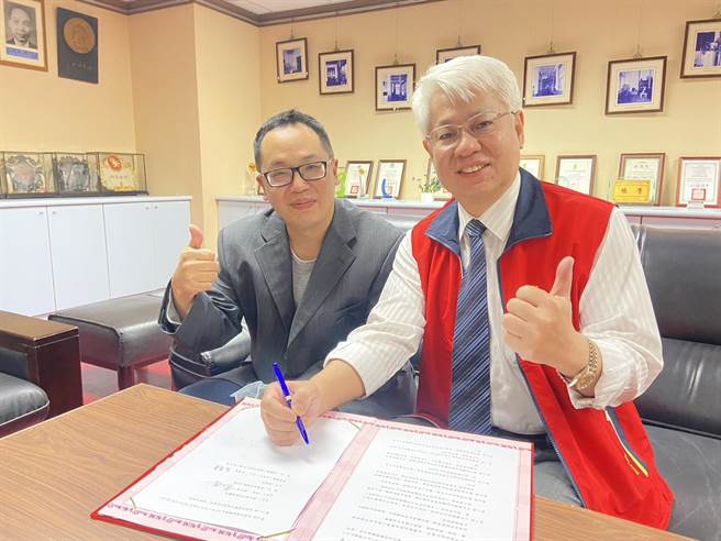 卫福部嘉义医院院长黄元德（右）与柯诊所吴秉苍院长签署合作意向书。（部嘉医院提供／廖素慧嘉县传真）