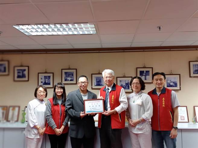 卫福部嘉义医院与中埔乡柯诊所签署合作意向书，医疗资源服务偏乡民眾。（部嘉医院提供／廖素慧嘉县传真）