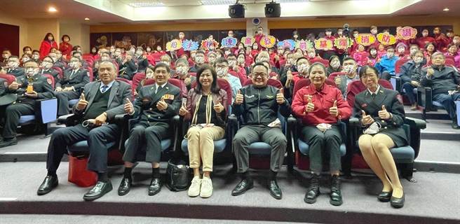 基隆市副市长邱佩琳（前排左3）、基隆市议会议长童子玮（前排右3）共同参加基隆市消防节庆祝活动。（基隆市政府提供／张志康基隆传真）