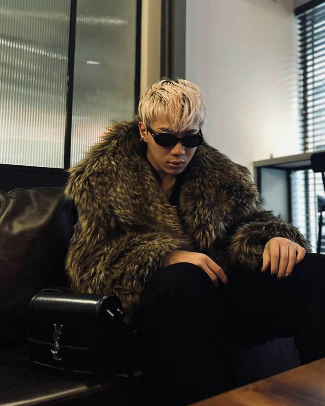 歌手Ozi以金髮搭配皮草造型力挺Saint Laurent男裝大秀。（Saint Laurent提供）
