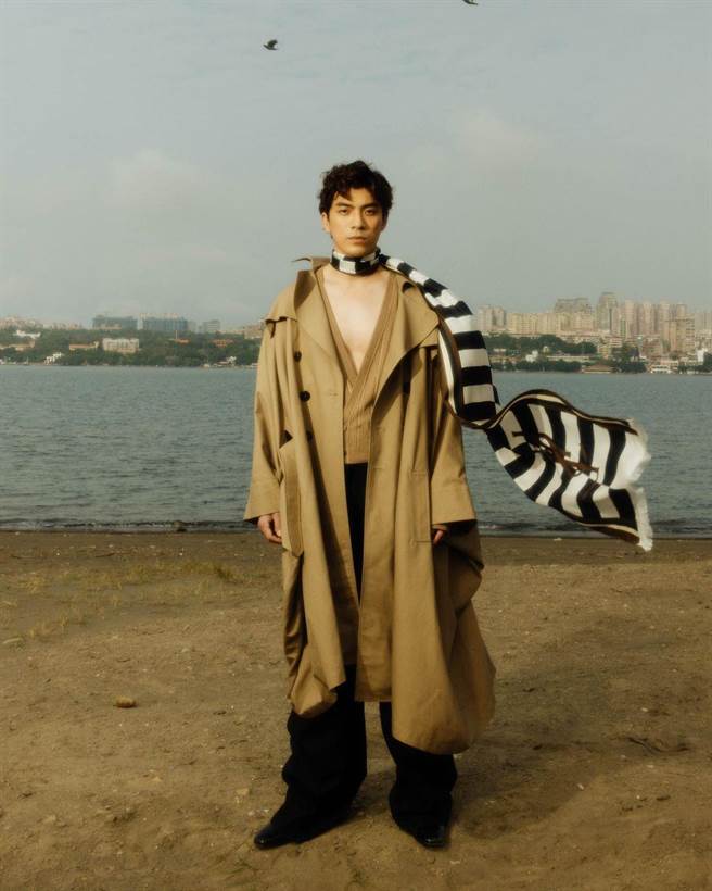 林哲熹也以中性風格力挺Saint Laurent最新男裝秋冬大秀。（Saint Laurent提供）