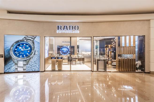 Rado瑞士雷達表台北101旗艦店，店裝營造明亮溫暖氛圍，店內專屬lifestyle corner，讓表迷能盡情欣賞從經典創新到前衛風格的各式表款。（RADO提供）