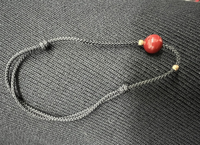 绿度母咒加开运檔煞的朱砂手炼跟晓宇宙的听眾结缘，听眾们只要留言癸卯年什么顏色最开运，就有机会抽中。(照片/梦想淘心室提供)