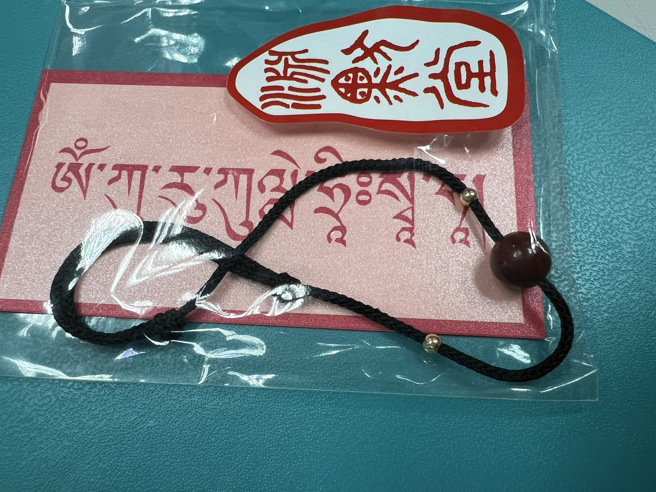 绿度母咒加开运檔煞的朱砂手炼跟晓宇宙的听眾结缘，听眾们只要留言癸卯年什么顏色最开运，就有机会抽中。(照片/梦想淘心室提供)