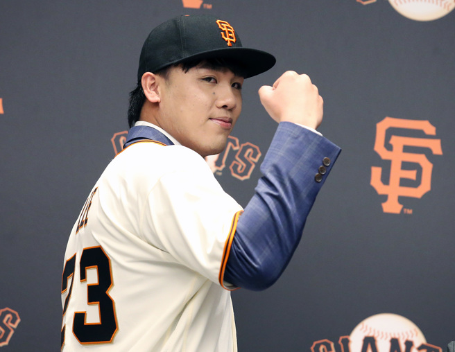台湾棒球好手李晨薰18日宣布，以80万美元合约金加盟美国职棒旧金山巨人队，并展示新球衣。（范扬光摄）

