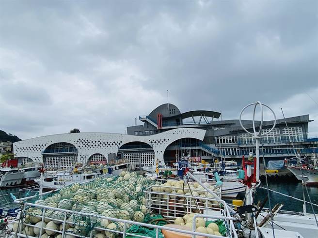 宜蘭南方澳第一拍賣魚市場象徵「大船入港」的外觀與南方澳跨港大橋並列為蘇澳觀光重要地標。（吳佩蓉攝）