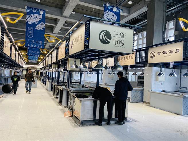 南方澳第一拍賣魚市場1樓為販售區與魚體切割室，乾淨明亮。（吳佩蓉攝）