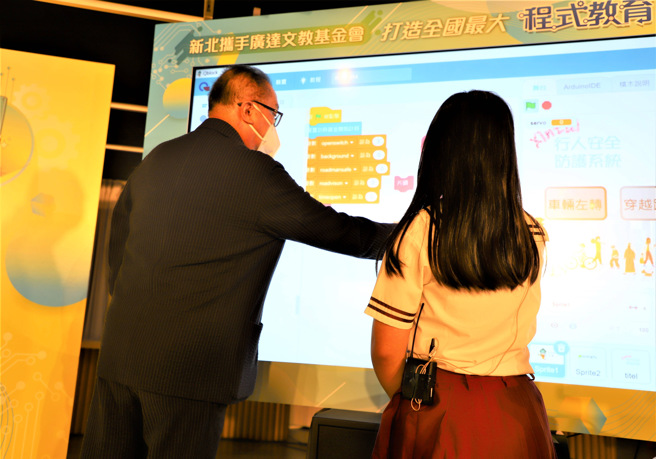廣達文教基金會董事長林百里(左)與學生共同體驗Quno教具。(照片/新北市教育局提供)