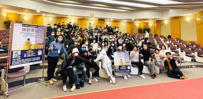 知名导演王小棣前进义守大学，鼓励年轻世代思考过去、现在和未来的连结，现场师生参与相当踊跃，气氛热络。(照片/义守大学提供)