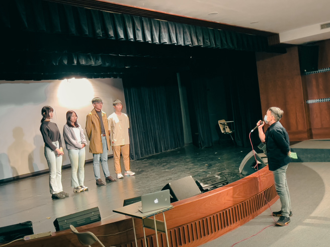 「小棣有约」工作坊，邀请对表演、编导有兴趣的学生现场与导演相互交流。(照片/义守大学j.c._photo 提供)