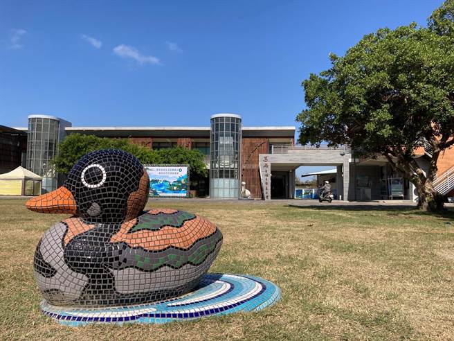 东石生态展示馆介绍鳌鼓溼地园区的演进、候鸟及留鸟的生态。（嘉义林管处提供／廖素慧嘉县传真）