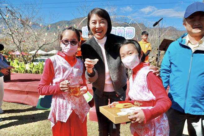 南投草坪头樱花季开锣，小小茶艺师邀南投县长许淑华品嚐玉山高山茶。（南投县政府提供／杨静茹南投传真）