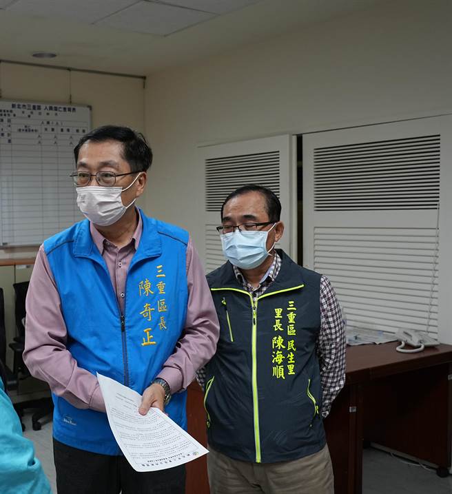 新北市政府人事处今公布含板桥区公所等共计24个区公所的区长调整，三重区公所区长陈奇正（左）调任板桥区公所区长。（黄敬文摄）