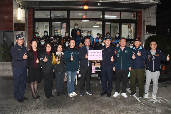 苗栗县长锺东锦对2023年加强重要节日安全维护工作人员慰勤。（苗栗县警局提供／谢明俊苗栗传真）