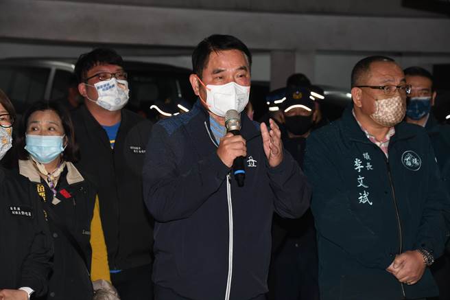 苗栗县长锺东锦对2023年加强重要节日安全维护工作人员慰勤。（苗栗县警局提供／谢明俊苗栗传真）