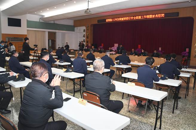 苗栗县长锺东锦对2023年加强重要节日安全维护工作人员慰勤。（苗栗县警局提供／谢明俊苗栗传真）