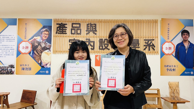 南华大学产品与室内设计学系三年级学生苏宇柔参加「2022新北市国际珠宝精品金工竞赛」荣获精品工艺组大专院校组第三名。(照片/南华大学提供)