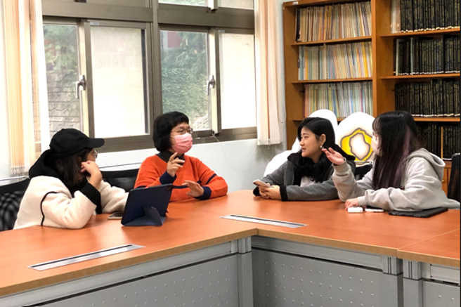 微日常由微生物学系秘书带领三位学生规划经营，定期开会讨论。左至右分别为黄榆姗同学、宋昕如秘书、杨恩葶同学、刘冠吟同学。(照片/东吴大学提供)