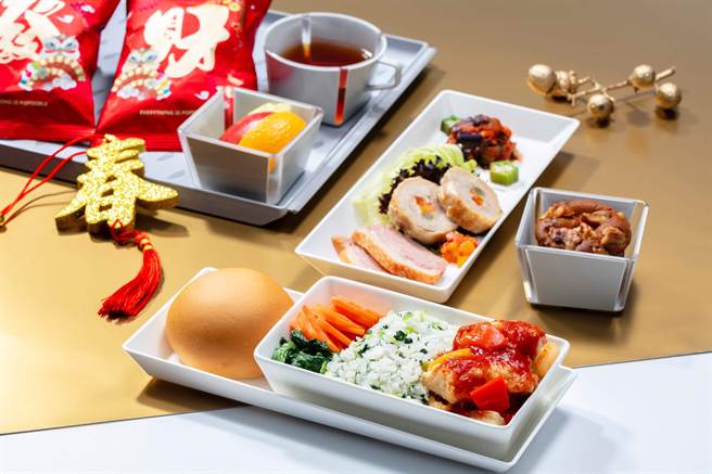 长荣航空在飞机上打造农历年节气氛，除夕当天搭乘由台北直飞美国、加拿大、欧洲及澳洲航班的旅客，更能在机上享用到年菜佳肴。（长荣航空提供／陈佑诚传真）