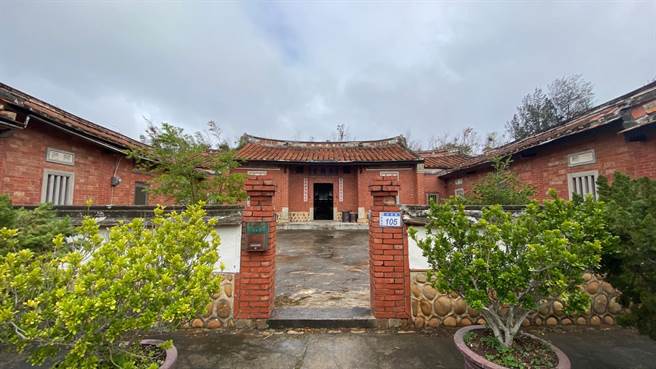 桃園市定古蹟新屋葉芳題老屋內，約有2至3處漏水，桃市府文化局過年後將請技師評估施工方式，針對漏水進行緊急處置。（文化局提供／蔡明亘桃園傳真）