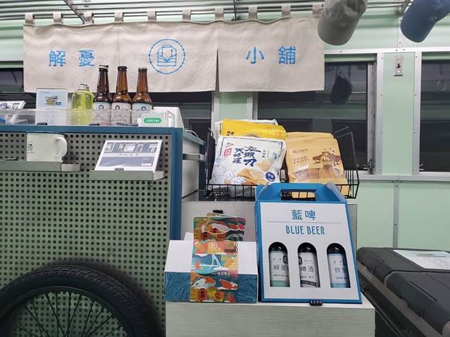 东港味益松品专卖店近来在鹏管处成立的屏东观光圈协助下，成功与蓝皮解忧号及蓝皮意象馆合作贩售「超级卷礼盒 」。（鹏管处提供／谢佳潾屏东传真）