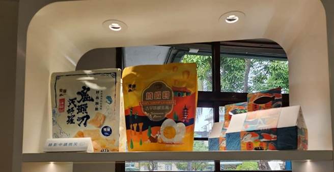 东港味益松品专卖店近来在鹏管处成立的屏东观光圈协助下，成功与蓝皮解忧号及蓝皮意象馆合作贩售「超级卷礼盒 」。（鹏管处提供／谢佳潾屏东传真）