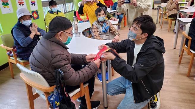 老爺爺包小紅包給謝佳見。（紅心字會提供）