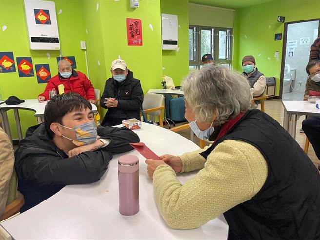 老奶奶給謝佳見放著祝福卡片的紅包。（紅心字會提供）