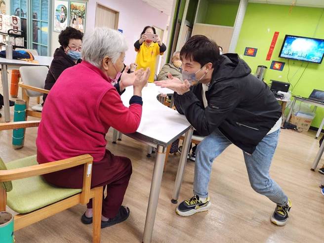 謝佳見與長輩們同樂。（紅心字會提供）