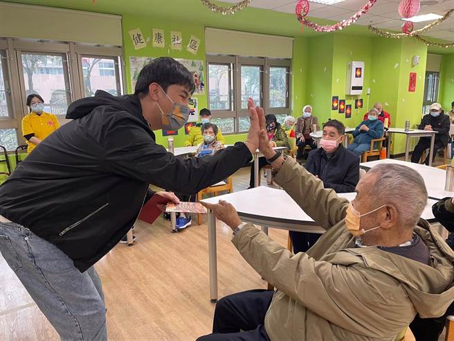 謝佳見與長輩們同樂。（紅心字會提供）