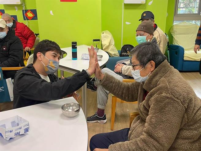 謝佳見與長輩們同樂。（紅心字會提供）