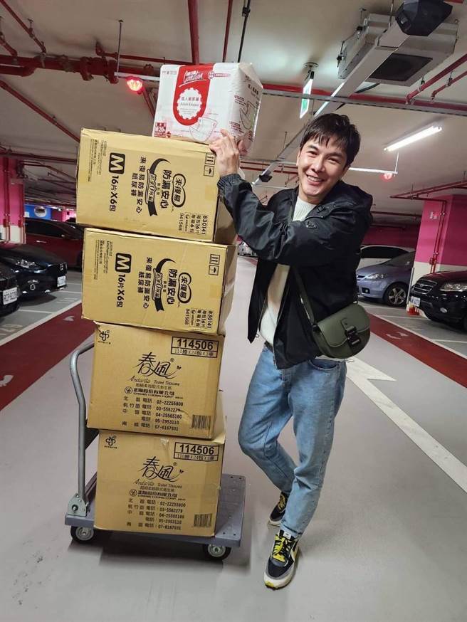 謝佳見前一天就先去採買物資。（紅心字會提供）