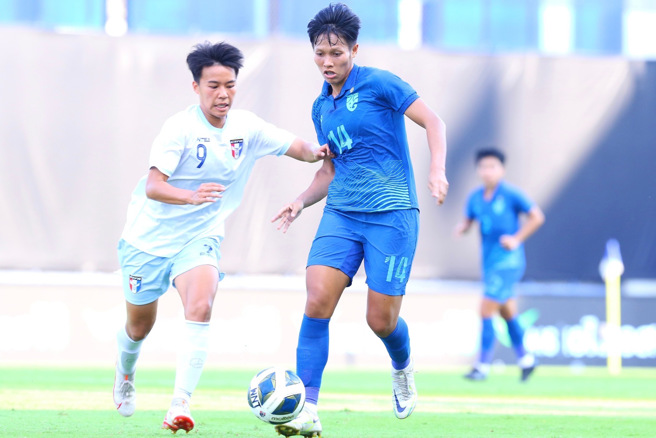 中华女足中场许翊筠（左）防守泰国前锋萨娃拉。（中华足协提供）