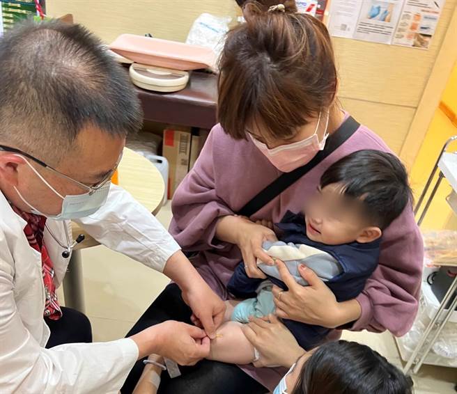 由于公费流感疫苗用罄，刚满6个月大的婴幼儿家长只能自费接种流感疫苗。（冯惠宜摄）