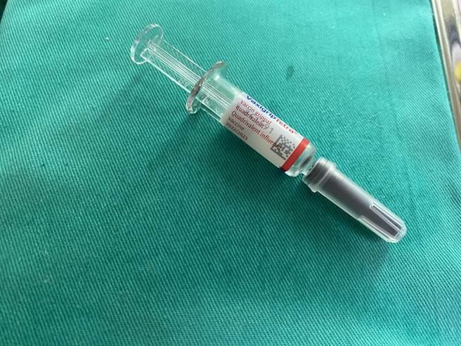 目前虽已无公费流感疫苗，医疗院所仍有自费的流感疫苗可接种。（冯惠宜摄）