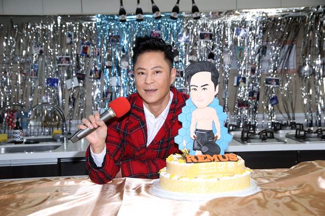 香港唱跳组合「草蜢」成员蔡一杰将迎来56岁生日，日前特地在台与粉丝互动庆生。（开丽娱乐提供）