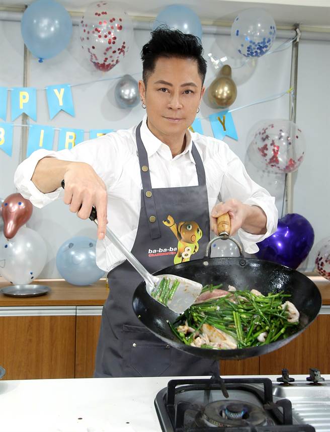 蔡一杰日前特地在台与粉丝互动，更当场大秀精湛厨艺。（开丽娱乐提供）