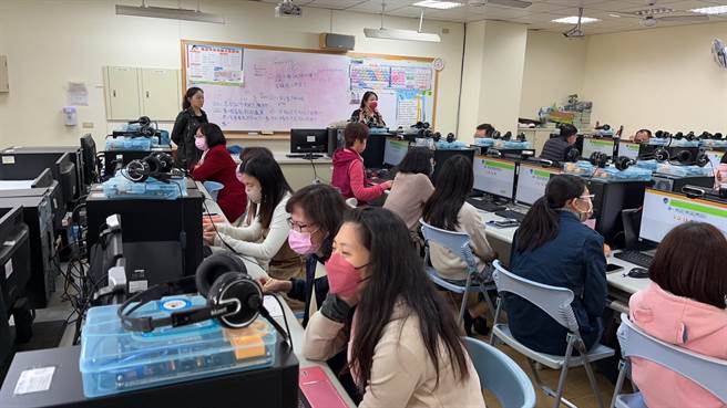 台中市惠来国小家长会长柯玫合除了提供TK Ai教练给学生使用外，更提供给全校教师使用，提高教师英语素养以利教学。（惠来国小提供／张亦惠台中传真）