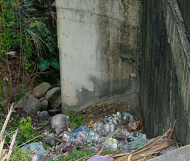 大量的垃圾被丢弃在桥下，宝特瓶、铁罐散落一地。（图／日本人的欧吉桑授权使用）