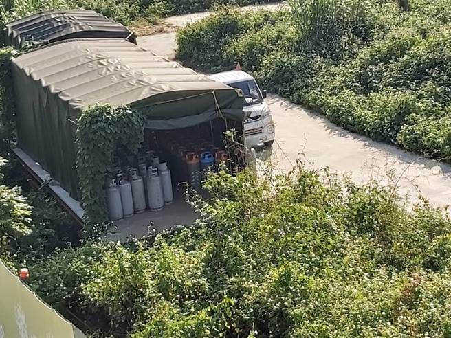 大量瓦斯钢瓶藏三重重新桥下。(黄敬文翻摄)