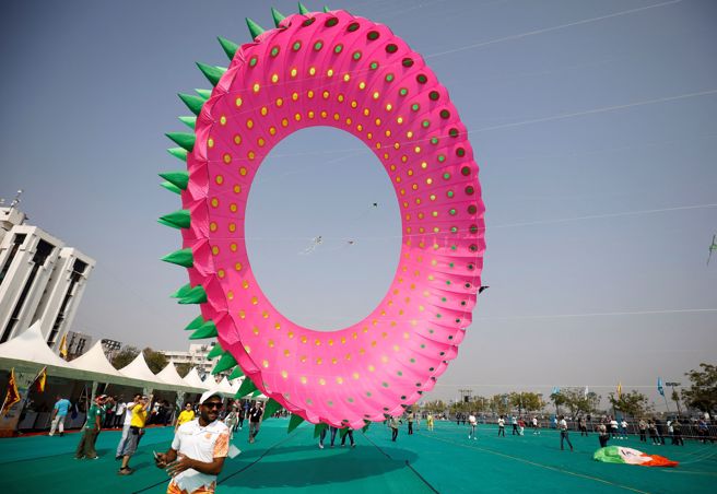 每到这天，数以千计、各式各样图腾的风筝会在空中飞扬，民眾除了在家阳台参与，也会积极前往现场一睹盛况。(图/路透社) 