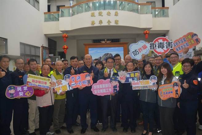 台南市長黃偉哲今晚到歸仁警分局慰勞執勤員警及協勤民力辛勞。（歸仁警分局提供／曹婷婷台南傳真）