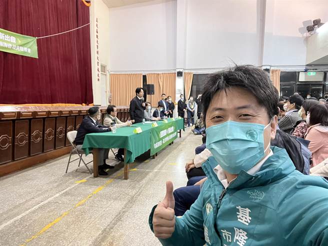 基隆市议员张之豪在脸书发文，指市长谢国梁应为刑警与黑道餐叙一事负责，遭国民党员纪文荃痛批是抹黑攻击。（摘自张之豪脸书／张志康基隆传真）