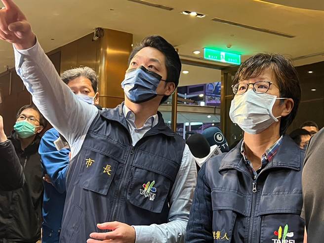 台北市长蒋万安（左）18日晚间前往钱柜KTV中华新馆视察公共安全联合稽查作业。（陈薏云摄）